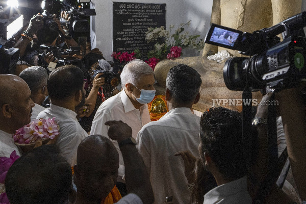தடைகளை தாண்டி சாதனை படைத்த ரணில்;  வாக்களித்துவிட்டு வைத்தியசாலை திரும்பிய எம்.பிக்கள்! | Ranil Who Has Overcome Obstacles