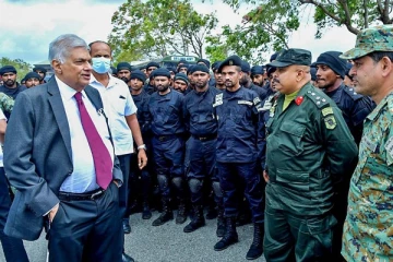 ரணிலின் யாழ் விஜயம்..! அதிரடியாக கைது செய்யப்பட்ட மூவர்: குவிக்கப்பட்டுள்ள காவல்துறையினர்(படங்கள்)