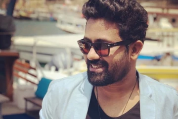 படுக்கை அறைக்கு அழைத்து... பிரபல பாடகர் மீது ஆடை வடிவமைப்பாளர் பாலியல் புகார்!