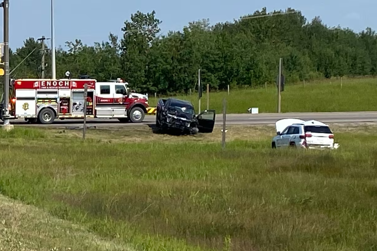 கனடாவில் இடம்பெற்ற பெற்ற விபத்தில் 2 பேர் பலி | Serious Crash West Of Edmonton Closes Roads
