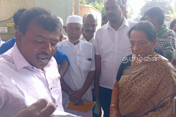 யாழ்.மாநகர சபையை முற்றுகையிட்ட ஆர்ப்பாட்டக்காரர்கள்! விடுக்கப்பட்டுள்ள கோரிக்கை | Protest In Front Of Jaffna Municipal Council Today யாழ்.மாநகர சபையை முற்றுகையிட்ட ஆர்ப்பாட்டக்காரர்கள்! விடுக்கப்பட்டுள்ள கோரிக்கை | Protest In Front Of Jaffna Municipal Council Today