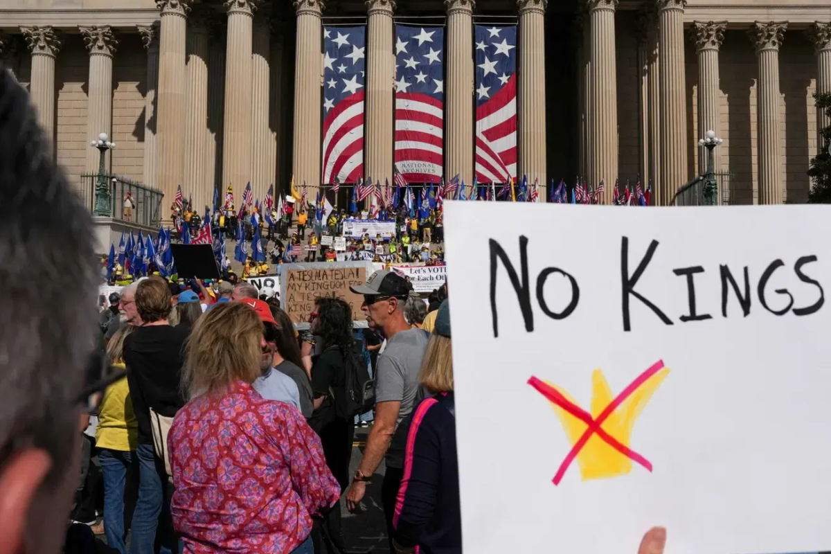 அமெரிக்காவில் ட்ரம்ப்புக்கு எதிராக பாரிய ஆர்ப்பாட்டம் ; 70 இலட்சம் மக்கள் பங்கேற்பு | Massive Protest Against Trump In The United States