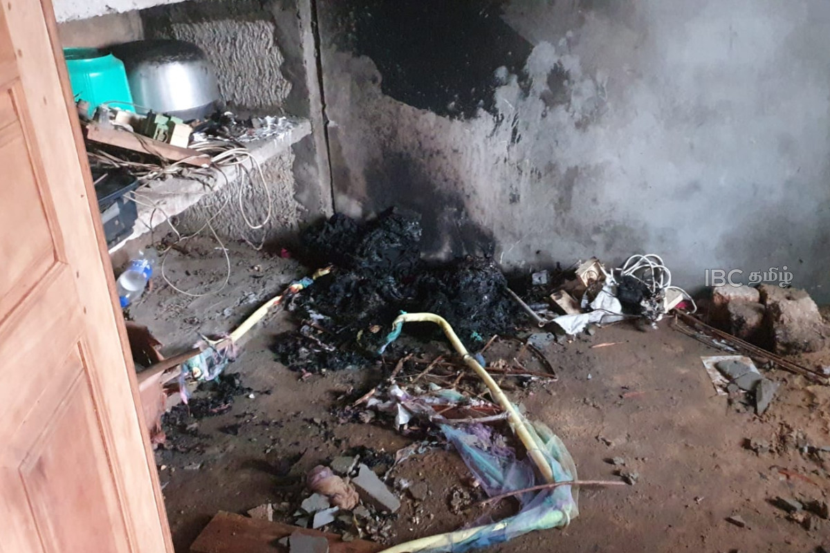 யாழில் மின்னல் தாக்கத்திற்கு இலக்காகி வீடொன்று சேதம்! | A House Was Damaged By Lightning In Jaffna