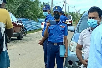 மக்களையும் ஊடகவியலாளர்களையும் படம்பிடித்து அச்சுறுத்துவது போல் செயற்பட்ட கடற்படை வீரர்