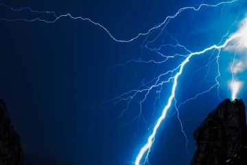 மீன்பிடித்துக் கொண்டிருந்த பெண் மின்னல் தாக்கி பலி