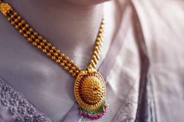 வார முதல் நாளே குறைந்த தங்கம் விலை - மக்களே மிஸ் பண்ணீடாதீங்க!