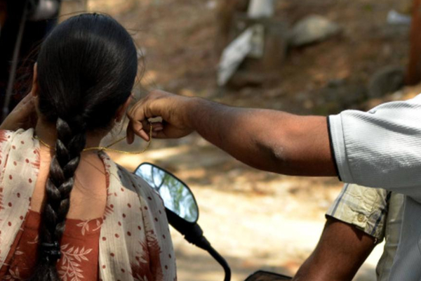 யாழில் மோட்டார் சைக்கிளுக்கு லீசிங் கட்ட வீதியில் சென்ற பெண்ணின் சங்கிலி அறுப்பு ! | Jaffna Woman Chain Snatched To Pay Installment யாழில் மோட்டார் சைக்கிளுக்கு லீசிங் கட்ட வீதியில் சென்ற பெண்ணின் சங்கிலி அறுப்பு ! | Jaffna Woman Chain Snatched To Pay Installment