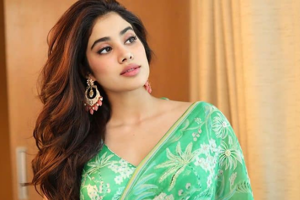 பொது இடத்தில் கவர்ச்சி உடையில் மயக்கும் ஜான்வி கபூர்.. கண்டமேனிக்கு வர்ணிக்கும் இளசுகள் | Janhvi Kapoor Latest Photoshoot