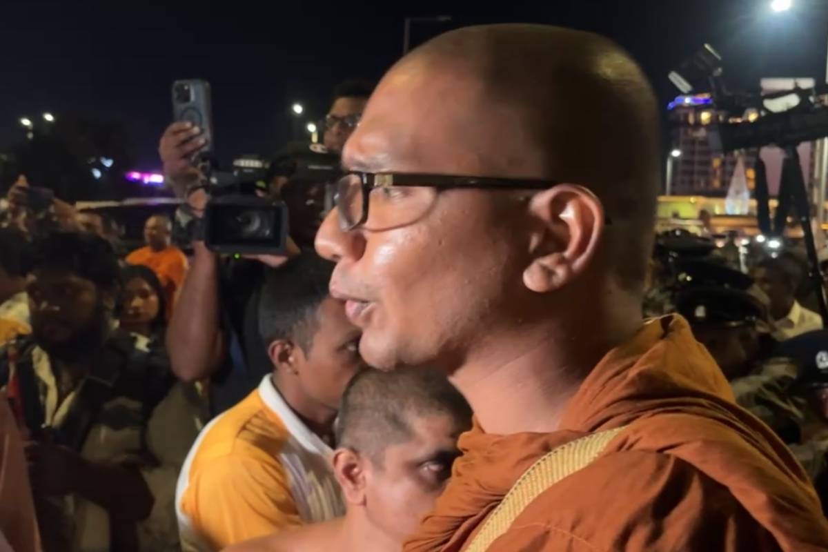 காலி முகத்திடலில் போராட்டத்தில் ஈடுபட்ட தேரர்களுக்கு இடையே முரண்பாடு | Clash Between Monks At The Protest Site