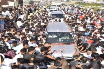 அதிமுக கொடியில் 'சின்னம்மா' வருக! வருக!- சசிகலா ஆதரவாளர்கள் அமோக வரவேற்பு