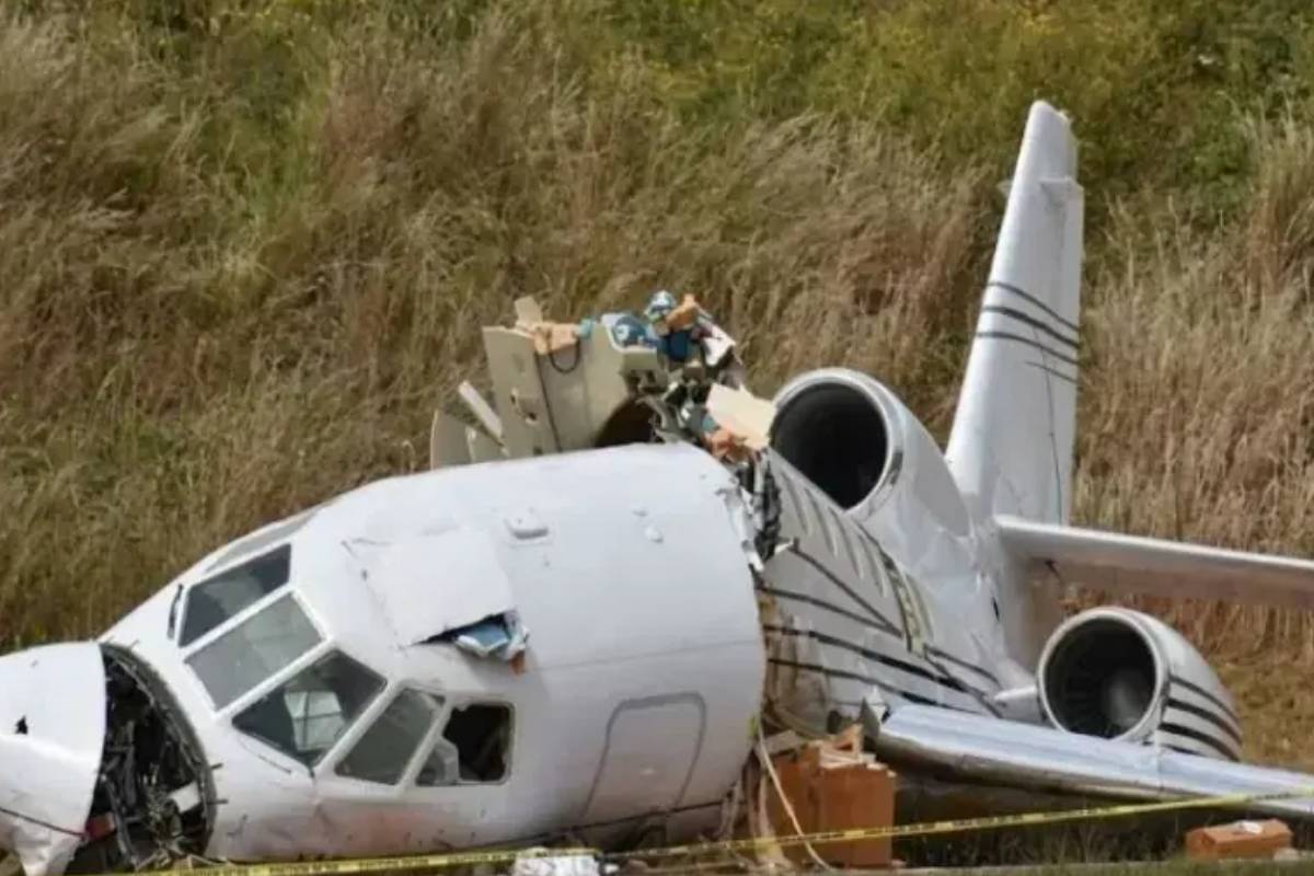 அமெரிக்காவில் விழுந்து நொறுங்கிய விமானம் ; எட்டு பேர் பலி | Plane Crashes In Us Eight Dead