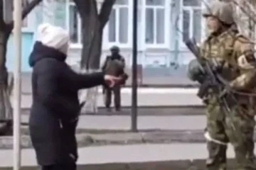 உன் பாக்கெட்டில் சூரியகாந்தி விதையை  போடு;   நீ இறக்கும் போது அது உக்ரைன் மண்ணில் மலரும்; ரஷ்ய வீரரிடம் சீறிய  உக்ரைன்  பெண்!