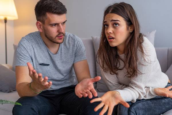 உங்க துணையிடம் இந்த அறிகுறிகள் இருந்தா ஜாக்கிரதை! ஏமாற்றுவது உறுதி | What Are The Five Signs That Someone Is Lying