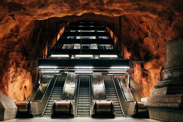 கதையல்ல.. பூமிக்கடியில் ஆடம்பரமாக வாழும் மக்கள் - ஓர் வினோத நகரம்! | Australia Underground City Cooper Bedy Biography