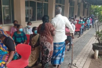 கோவிட் அச்சத்தால் தனியார் வைத்தியசாலைகளில் நிரம்பி வழியும் மக்கள் கூட்டம்