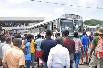 வீதியின் குறுக்கே பேருந்துகளை நிறுத்தி போராட்டம் - கொந்தளித்த மக்கள்!