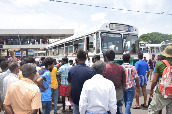 வீதியின் குறுக்கே பேருந்துகளை நிறுத்தி போராட்டம் - கொந்தளித்த மக்கள்! - ஐபிசி தமிழ்