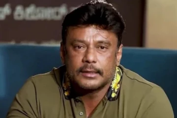 சிறைக்கு சென்று நடிகர் தர்ஷனுக்கு திருமண அழைப்பிதழை கொடுத்த இயக்குனர்!!