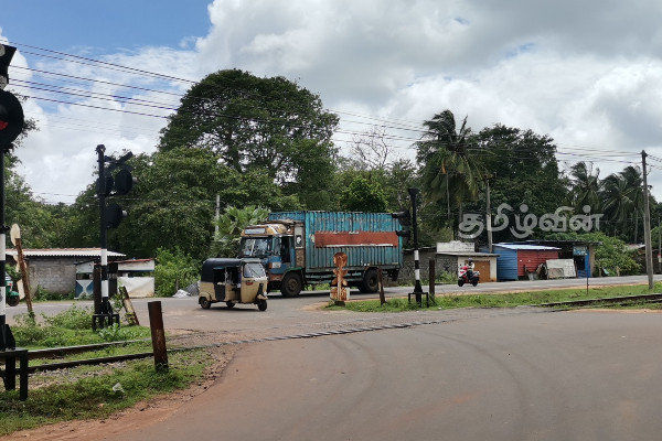 வவுனியாவில் புகையிரதக்கடவை ஒலி சமிக்ஞையில் கோளாறு: அச்சத்தில் மக்கள் | Vavuniya Railway Crossing Light Signal People Fear