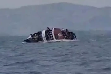 படகில் ஏற்பட்ட பாரிய தீ விபத்து ; 50 பேர் பலி