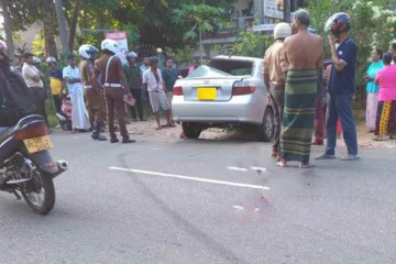 கார் - மோட்டார் சைக்கிள் விபத்தில் மூவர் காயம்