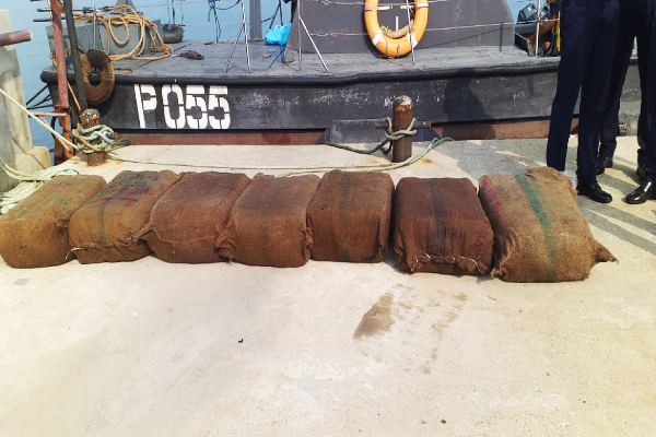 யாழ் கடற்பரப்பில் மிதந்து வந்த 7 மூடைகள் - ஐபிசி தமிழ்