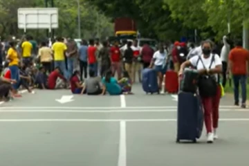 நாட்டில் இருந்து தப்பிச்செல்லும் நாடாளுமன்ற உறுப்பினர்களை தடுக்கும் முயற்சியில் இளைஞர்கள்!