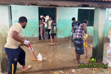 வெள்ளத்தால் பாதிக்கப்பட்ட மக்களின் வீடுகளை சுத்தம் செய்யும் இம்ரான் மஹ்ரூப் எம்.பி