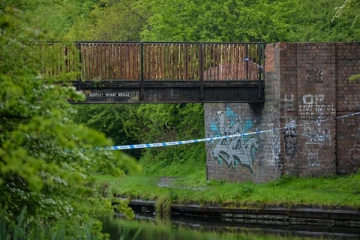 கால்வாயில் கிடந்த பச்சிளம் குழந்தையின் சடலம்: உடைந்து நொறுங்கிய இளம் தந்தை