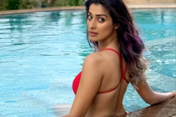 எல்லை மீறிய கவர்ச்சியில் ராய் லட்சுமி.. இணையத்தை கலக்கும் வீடியோ