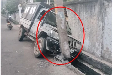 மின் கம்பத்தில் மோதிய ஜீப்பால் பல மணிநேரம் மின்தடை