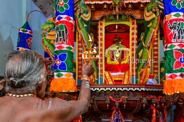 நாளை நல்லூர் கந்தனின் பெருந்திருவிழா; கோலாகலமாக எடுத்துவரப்பட்ட கொடிச்சீலை | Nallur Kandaswamy Kovil Festival In Jaffna 2025