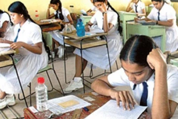பரீட்சை மேற்பார்வையாளரால் பாடத்தை மறந்த உயர்தர மாணவி