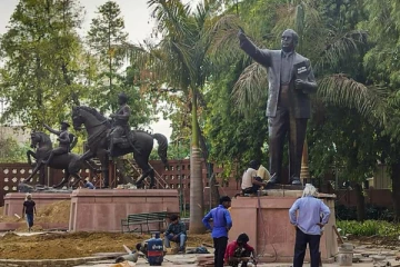 வந்ததும்.. காந்தி, அம்பேத்கர் சிலையில் கைவைத்த அரசு - நாடாளுமன்றத்தில் வெடிக்கும் சர்ச்சை!