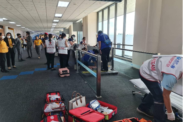 விமான நிலைய Escalator இல் சிக்கிகொண்ட பெண்ணுக்கு நேர்ந்த துயரம் | Woman Loses Leg Airport Escalator