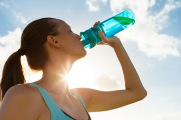 தண்ணீர் அடிக்கடி குடிப்பதால் உடல் எடை குறையுமா? அவசியம் தெரிந்து கொள்ளுங்கள்!