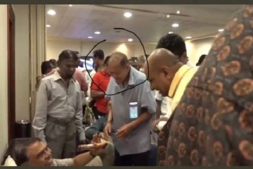 பசிலை வரவேற்க விமான நிலையத்திற்கு சென்ற ஆணைக்குழுவின் தலைவர்! எழுந்துள்ள சர்ச்சை