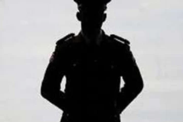 නිල ඇඳුමෙන් පැමිණ නිවසක් කොල්ලකයි ..