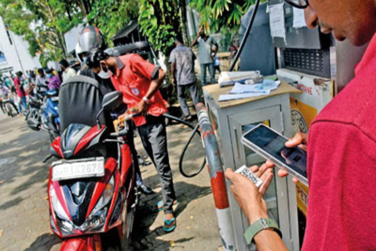 QR குறியீட்டில் சிக்கல்கள்! கொழும்பு உட்பட பல பகுதிகளில் நீண்ட வரிசைகள் - இன்று வெளியாகவுள்ள அறிவிப்பு | Srilanka Fuel Qr Pass Issue