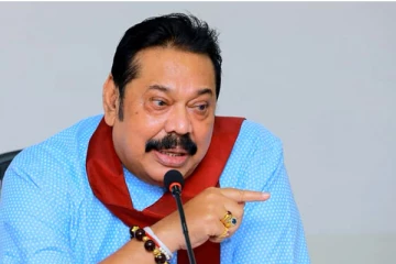 நாட்டை விட்டு வெளியேற வரிசையில் நிற்கும் இளைஞர்களை அரசியலுக்கு அழைக்கின்றார் மகிந்த