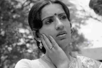 80களின் டாப் நாயகியாக வலம் வந்த நடிகை அம்பிகாவின் இளம் வயது புகைப்படங்கள்