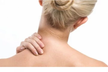 கழுத்து கருமையை 10 நிமிடத்தில் போக்கும் சாறு.. எப்படி பயன்படுத்தனும்  தெரியுமா?