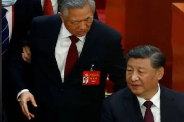 மூன்றாம் முறை அதிபராகும் ஜி ஜின்பிங் : மாநாட்டில் முன்னாள் அதிபர் வெளியேற்றம்