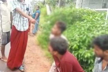 ප්රදේශවාසීන් පිරිසක්, මංකොල්ලකෑමට පැමිණි තරුණයන් අල්ලාගෙන දුන්න අමතක නොවන පාඩම...(VIDEO)