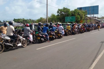 வடக்கு கிழக்கு பகுதிகளில் கொழுத்தும் வெயிலில் எரிபொருளுக்காக நீண்ட நேரம் காத்திருந்த பொதுமக்கள்(Photos)