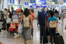 இலங்கை வந்த சுற்றுலா பயணிகளால் 42 கோடி ரூபாய் வருமானம்