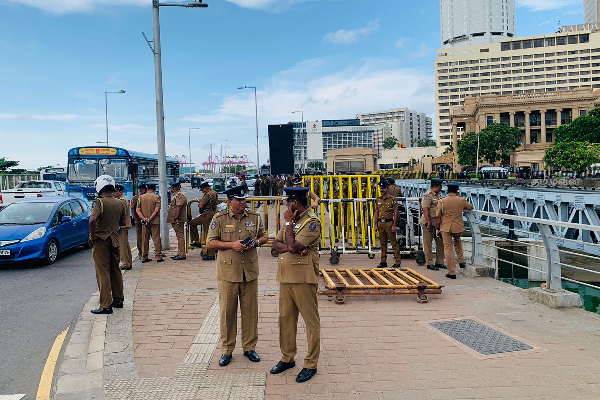 கொழும்பில் மீண்டும் வெடித்த போராட்டம்! பொலிஸாரால் குழப்பநிலை(Photos) | Protest Again In Colombo