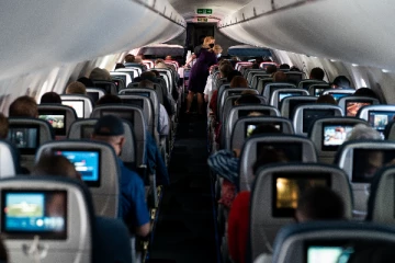 303 இந்தியர்களுடன் சென்ற ருமேனியா விமானம்; பிரான்ஸில் தரையிறங்கியதால் அதிகாரிகள் குழப்பம்