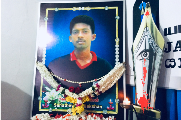 ஊடகவியலாளர் நிலக்சன் ஞாபகார்த்த தங்கப் பதக்கத்தைப் பெற்றுக்கொள்ளும் டிலக்ஸன் | Jaffna Uni Journalist Nilaksan Memorial Gold Medal