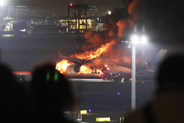 நிலநடுக்கம், சுனாமியை அடுத்து ஜப்பானில் கோர சம்பவம்: நெருப்பு கோளமான பயணிகள் விமானம் | Horrific Runway Crash Tokyo Airport Jet In Flames